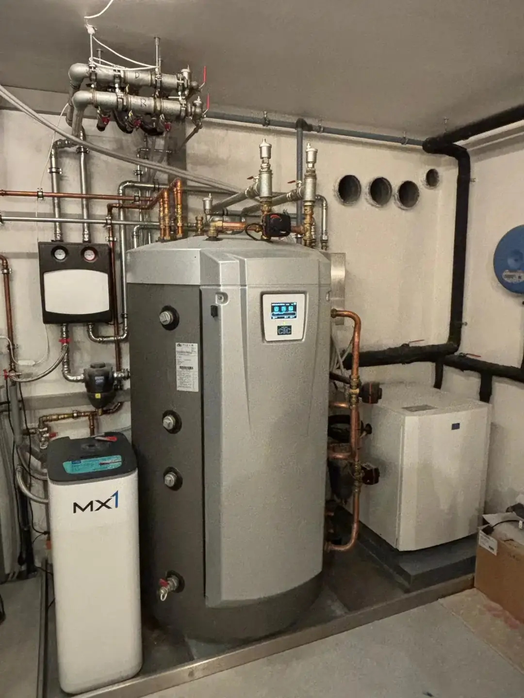Detail van boiler en verwarmingsleidingen, Gellinck BV