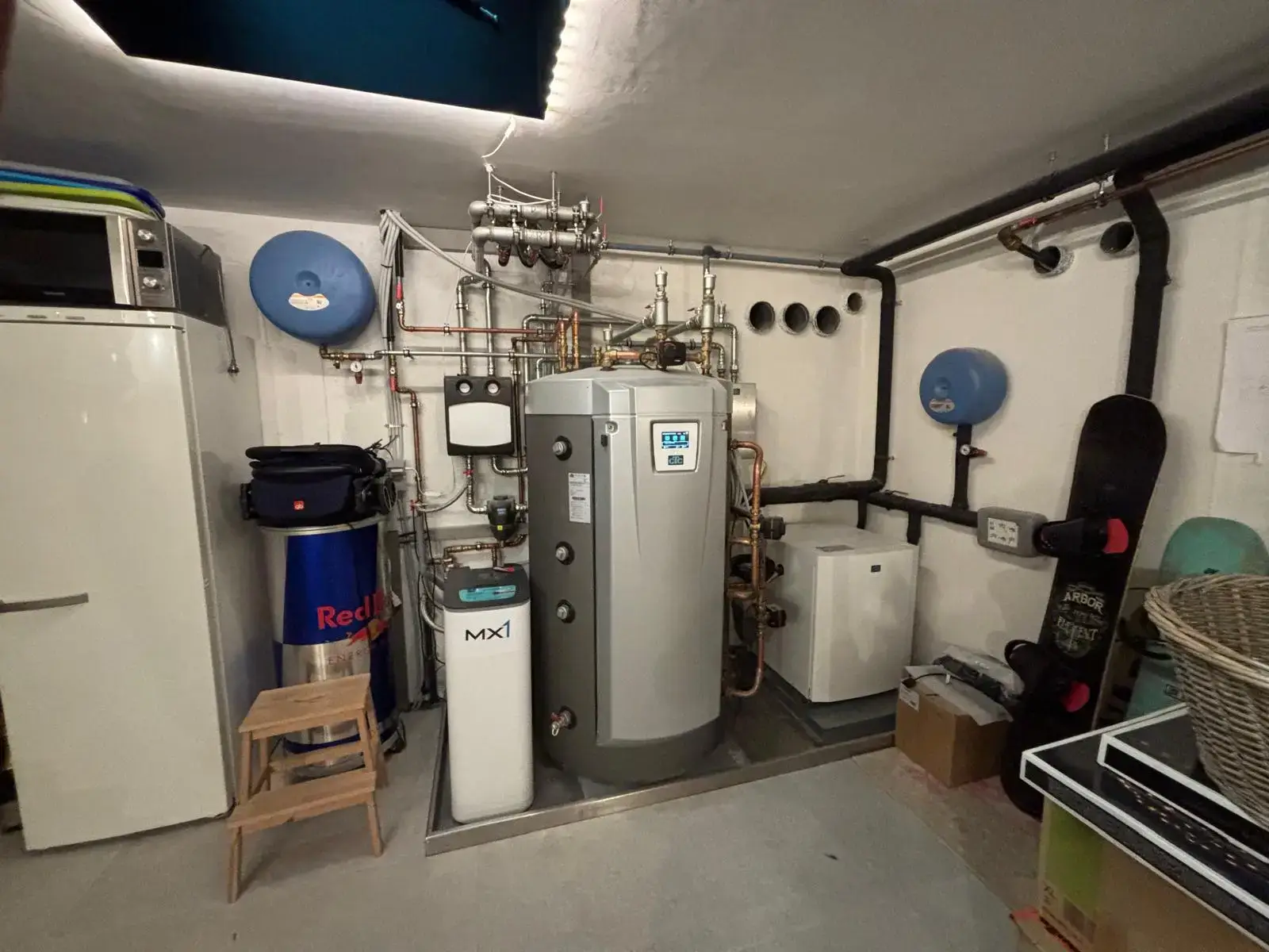 Stookruimte met condensatieketel en leidingen geplaatst door Gellinck BV